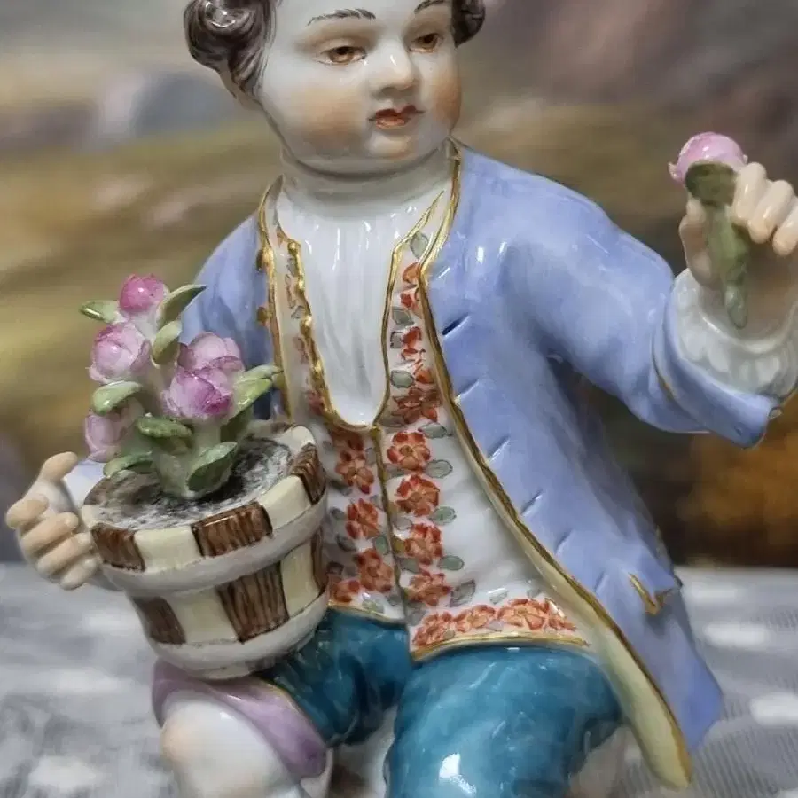 앤틱마이센 피겨린 꽃화분을 든 아이 / MEISSEN FIGURINE