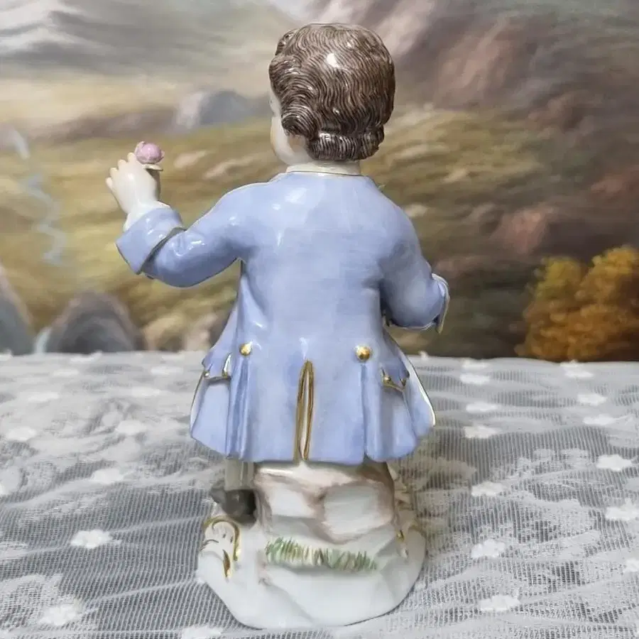 앤틱마이센 피겨린 꽃화분을 든 아이 / MEISSEN FIGURINE