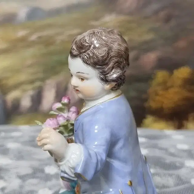 앤틱마이센 피겨린 꽃화분을 든 아이 / MEISSEN FIGURINE