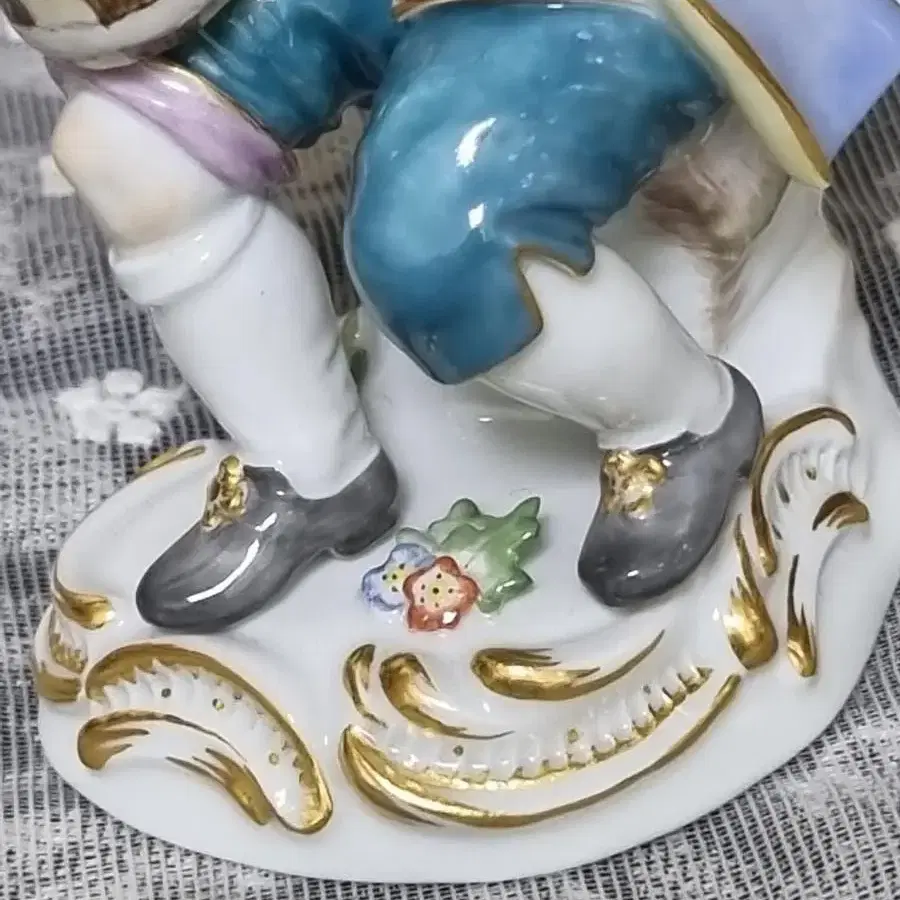 앤틱마이센 피겨린 꽃화분을 든 아이 / MEISSEN FIGURINE