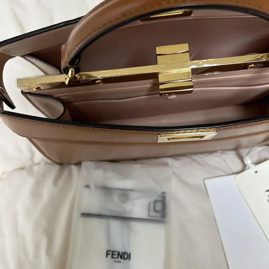 펜디 피카부 FENDI PEEKABOO I SEE U EAST WEST