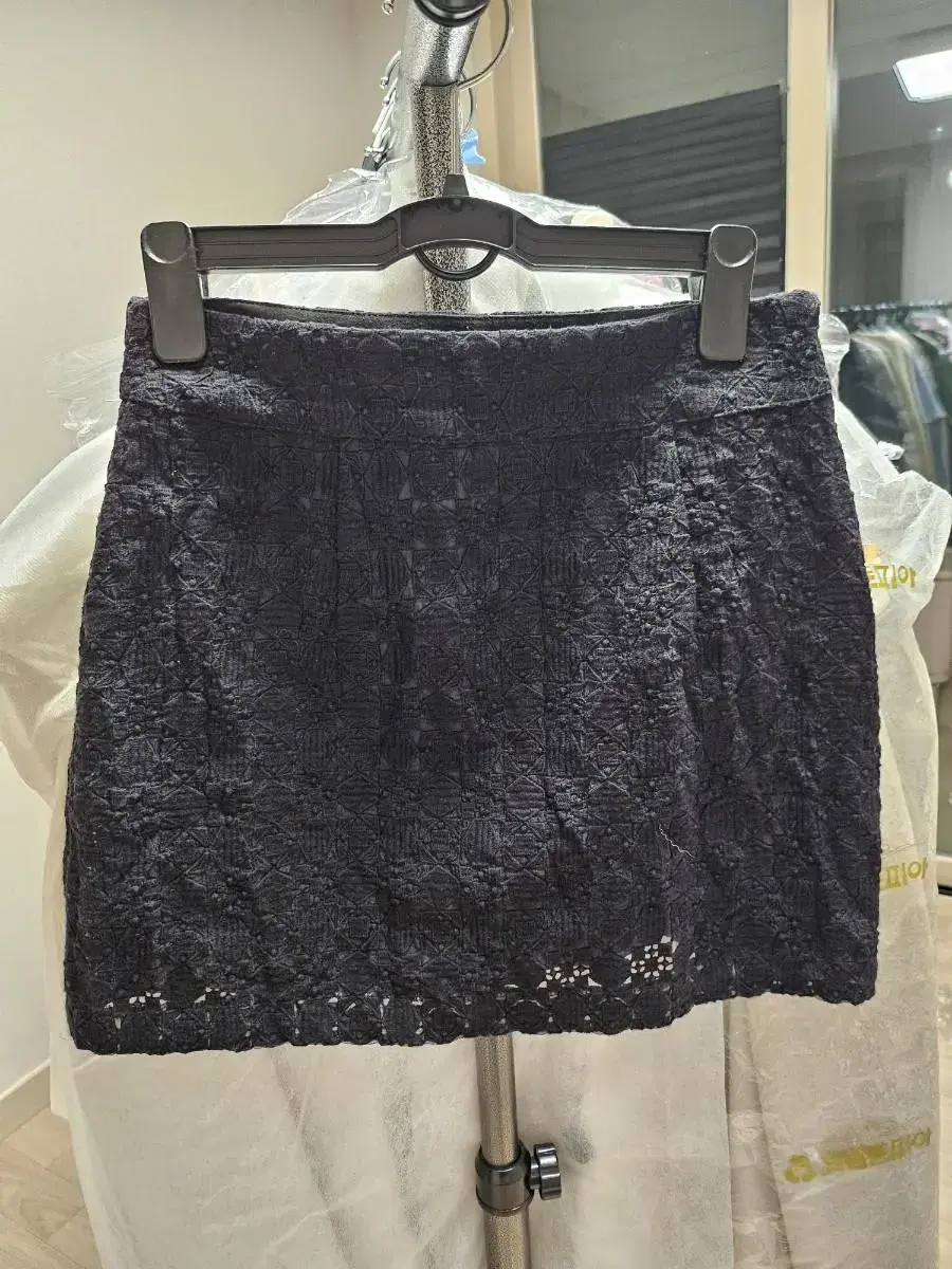 Black mini skirt with lap pattern