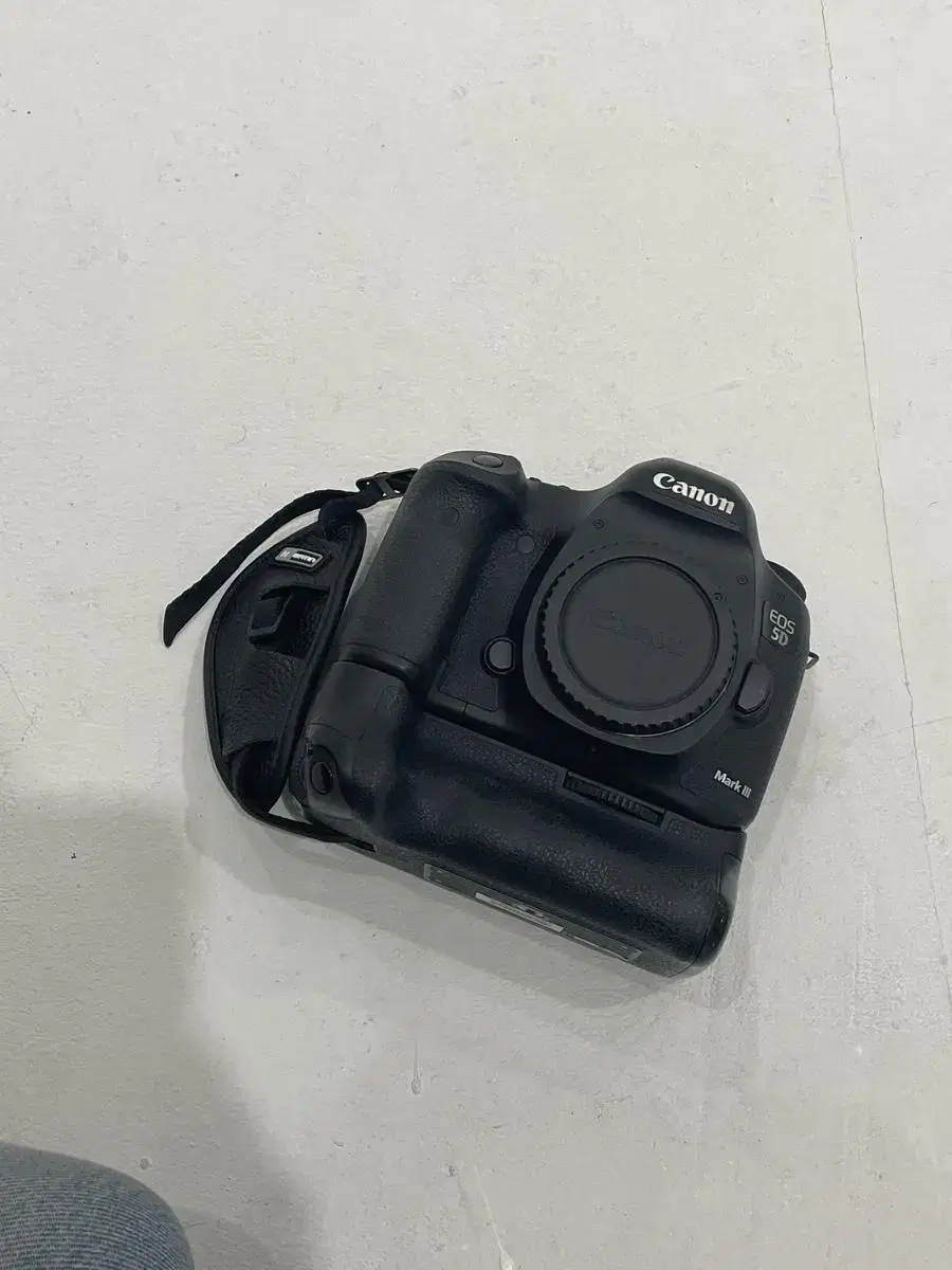 Selling 5D mark 3 , battery grip, handgrip included.