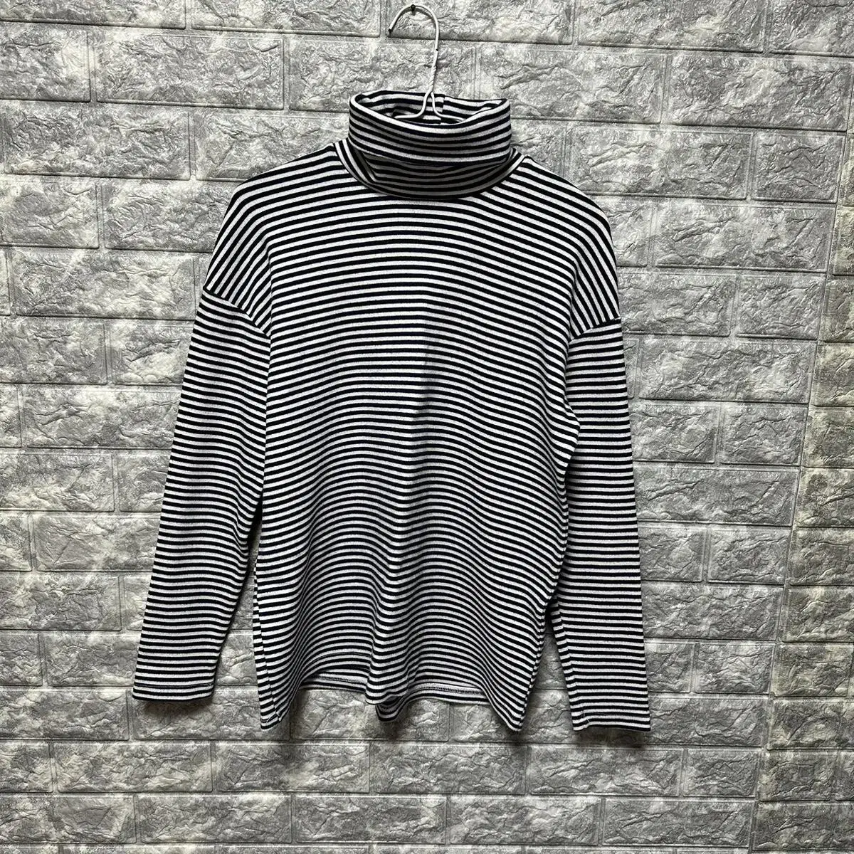 Striped neck tee