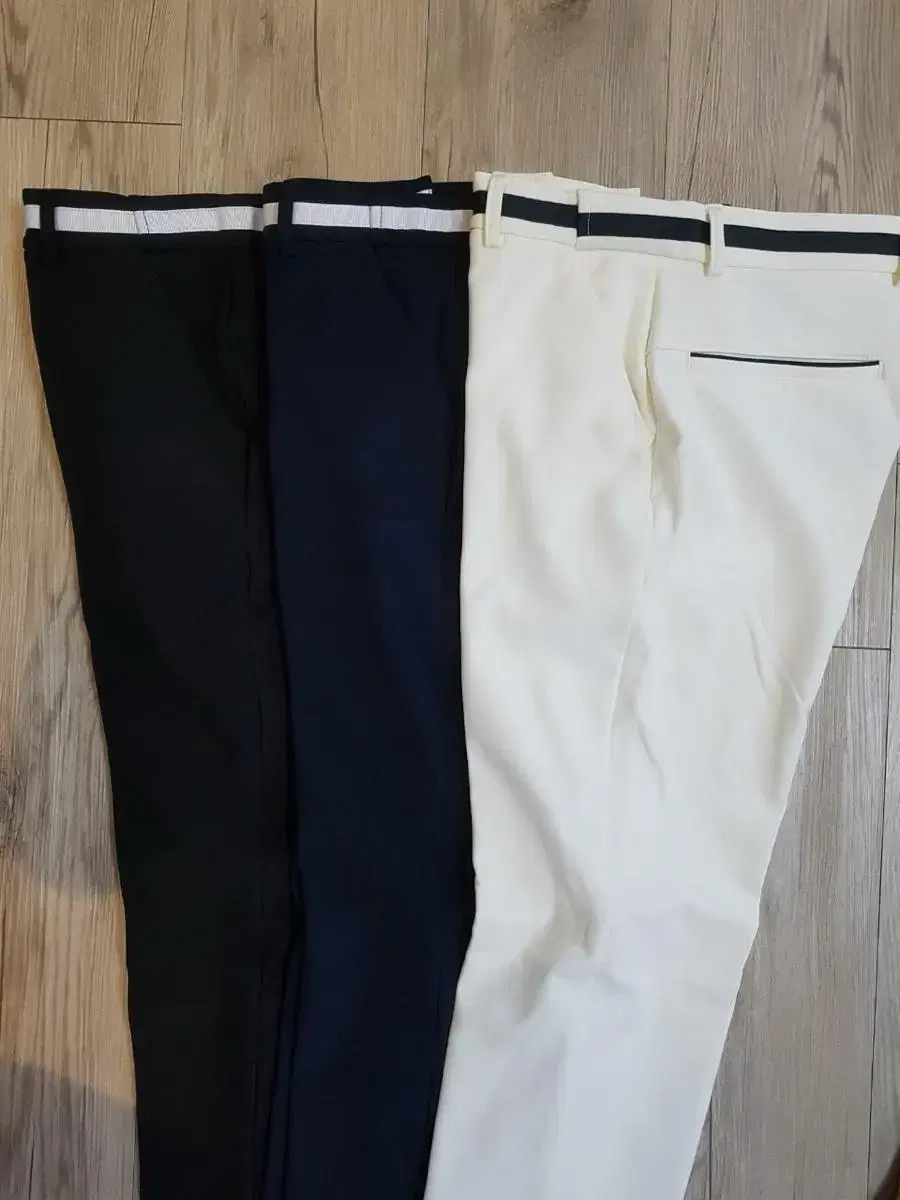 Waist-pointed golf pants with a brushed finish