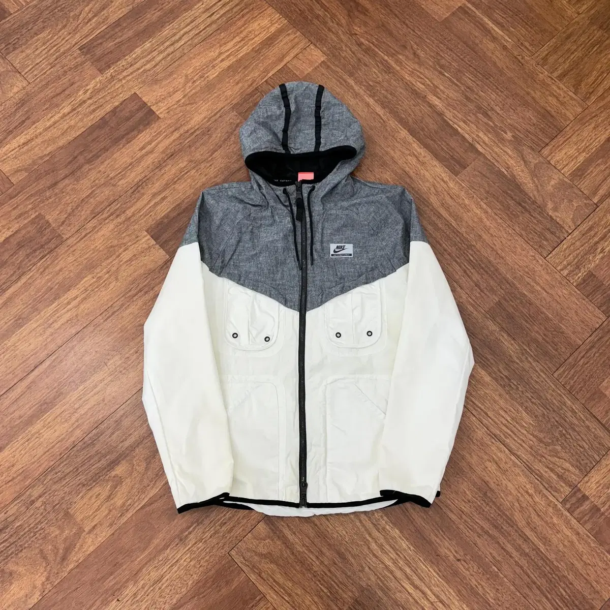 L Nike International Windrunner Windbreaker Jacket