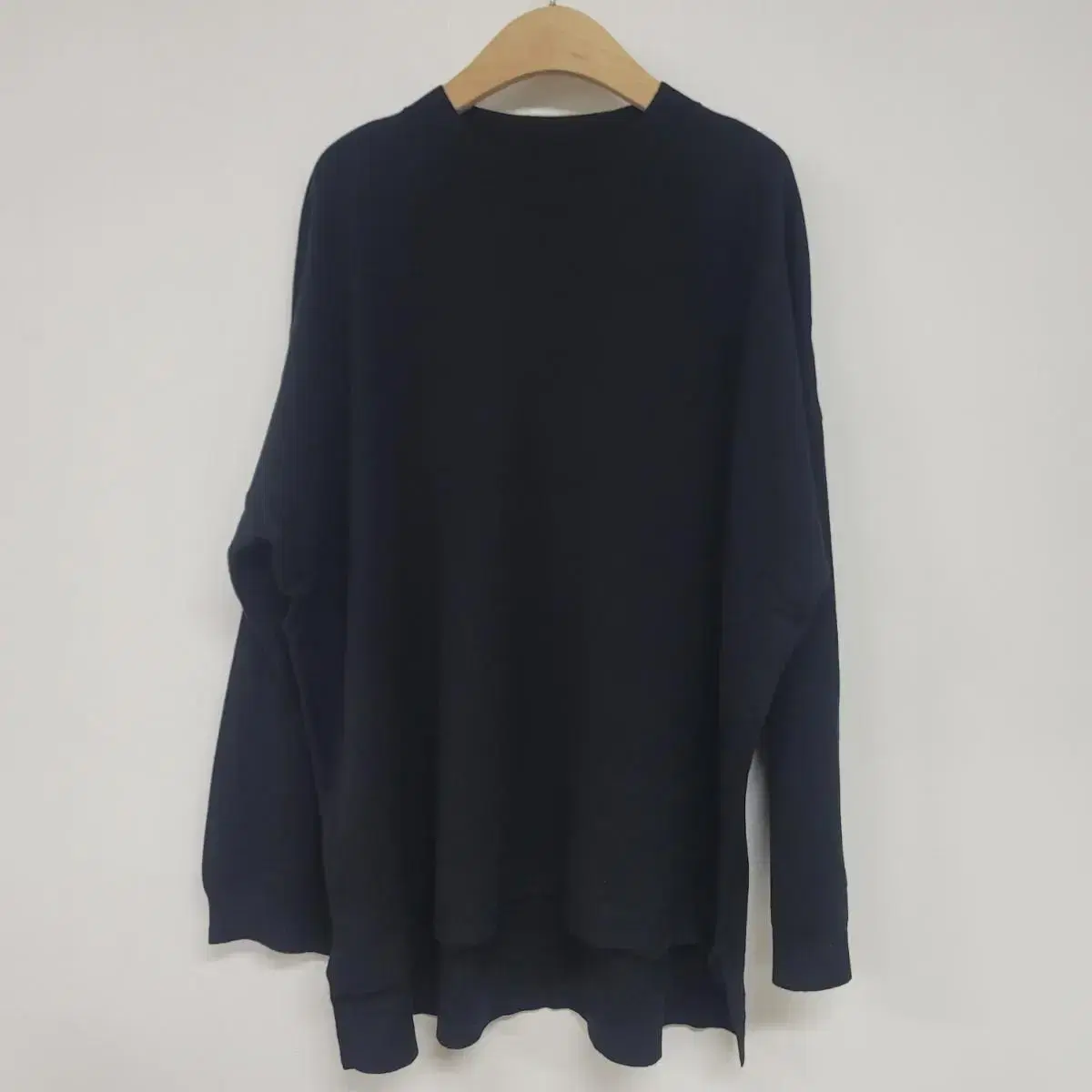 New product) Black large-size knit