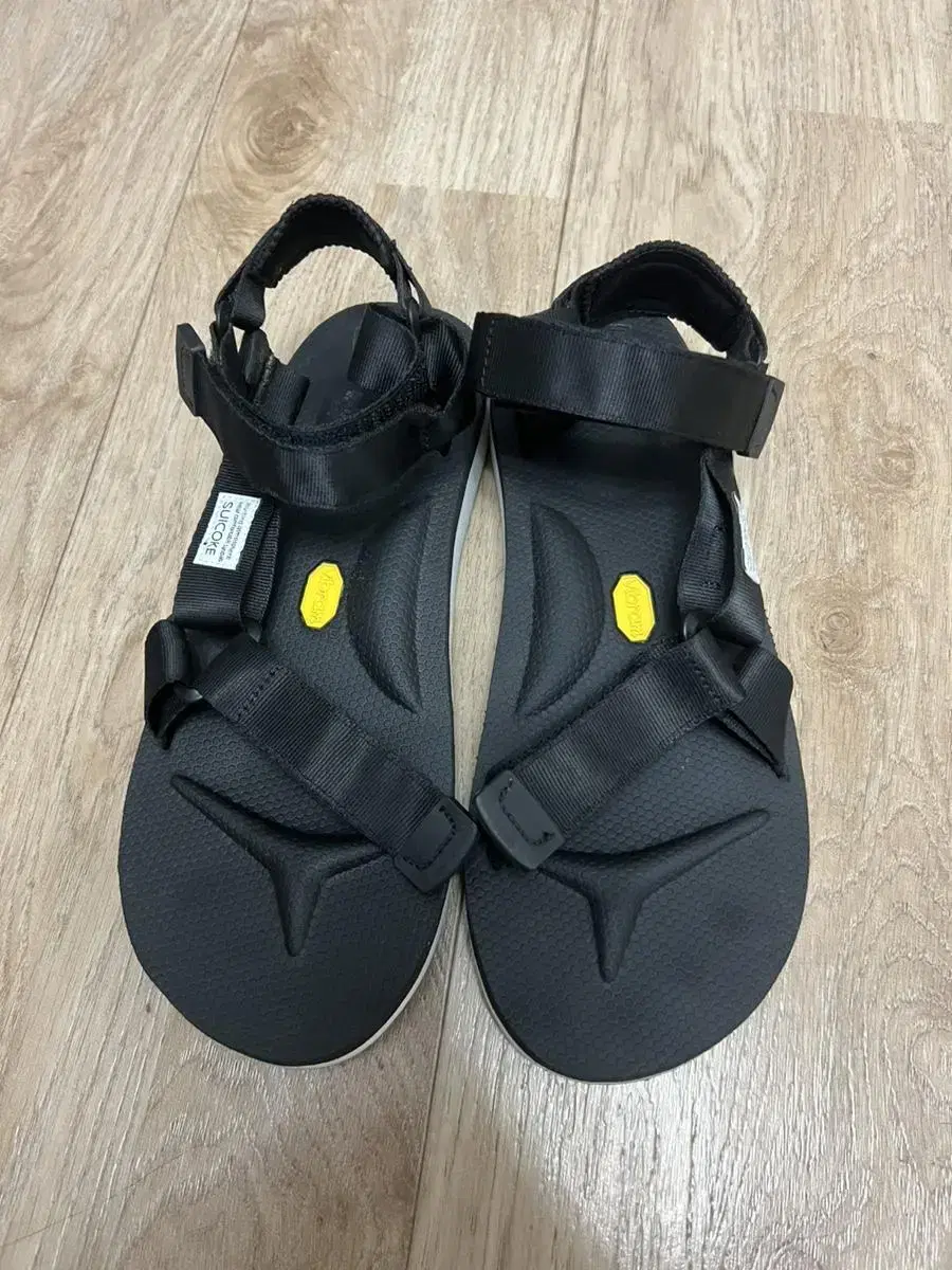 수이코크 샌달 suicoke