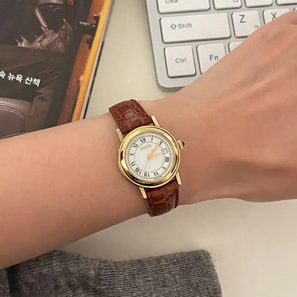 GUCCI Gold case Roman dial date