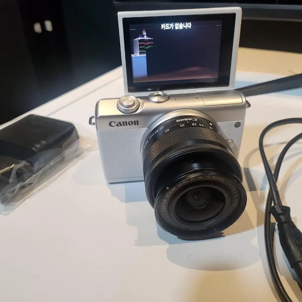 캐논 EOS M200 화이트 판매합니다.