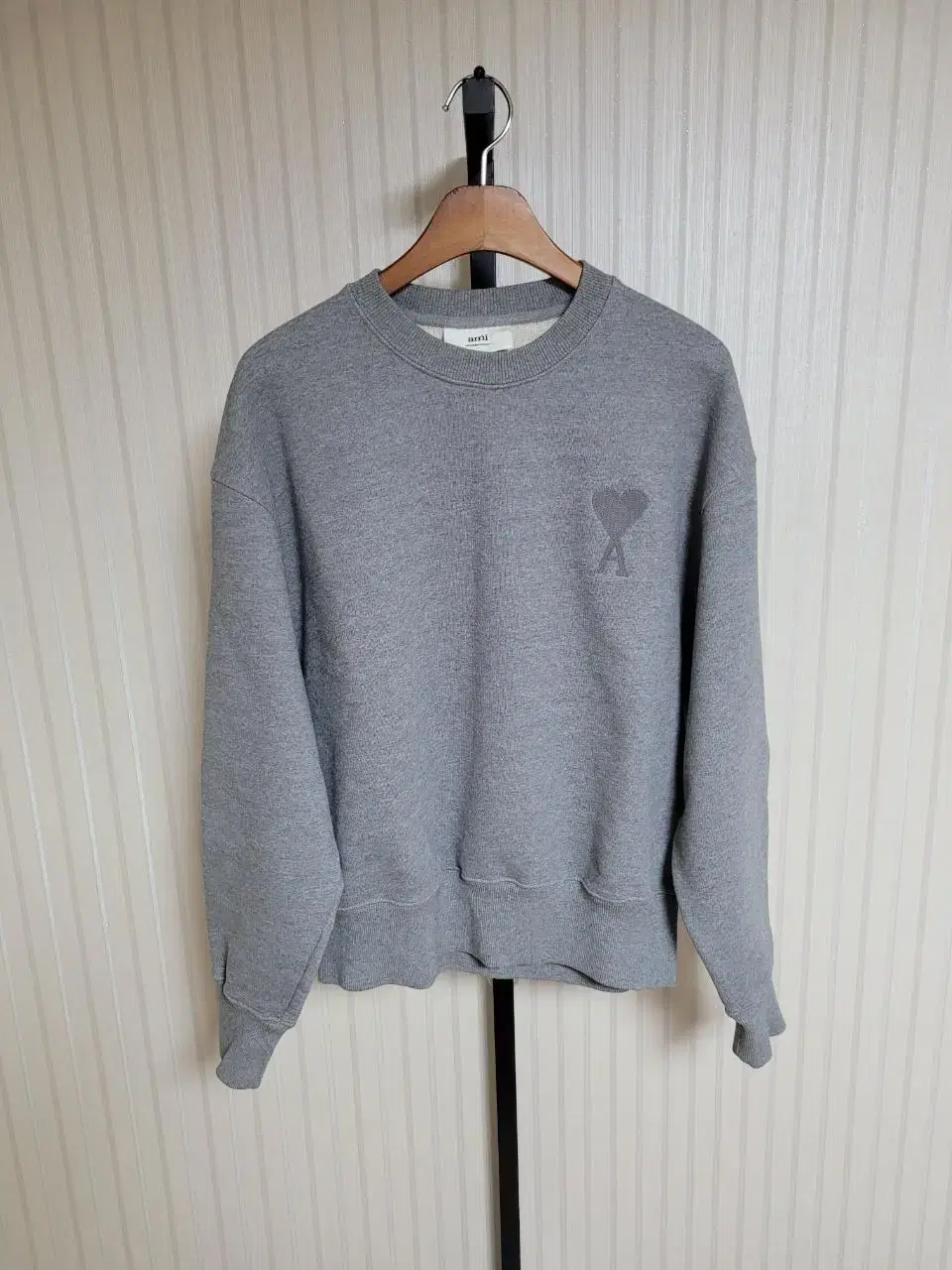 [M] AMY GRAY Tone-on-tone Heart Embroidery Sweatshirt 220226