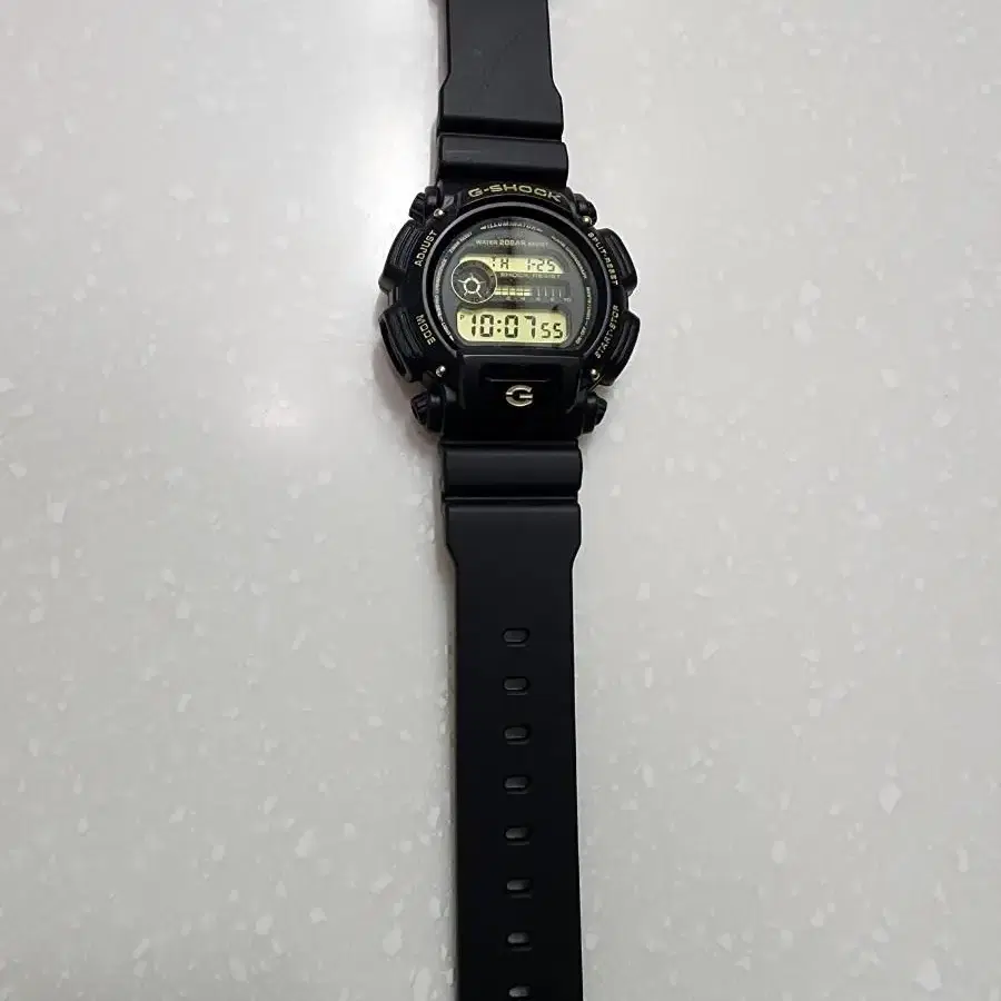 지샥 G-shock DW-9052GBX-1A9(골드)