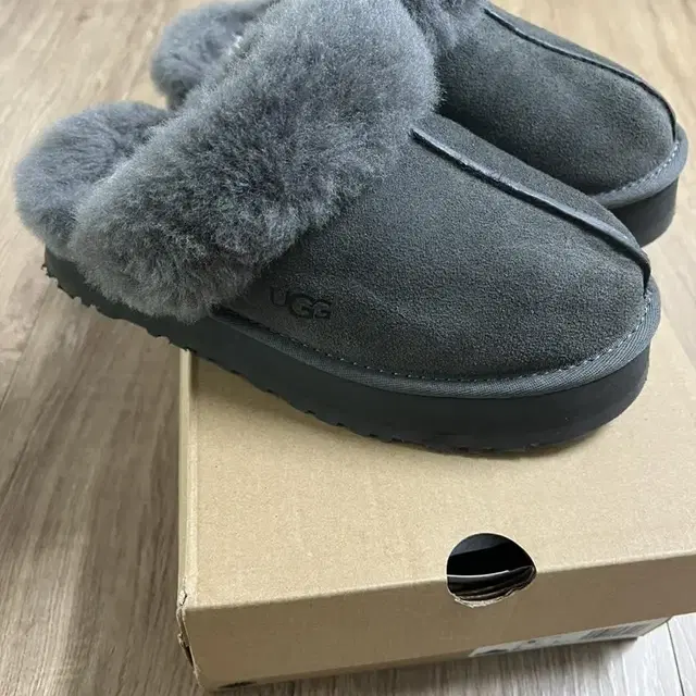 UGG 슬리퍼