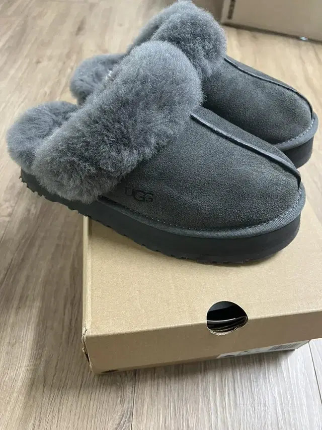 UGG 슬리퍼