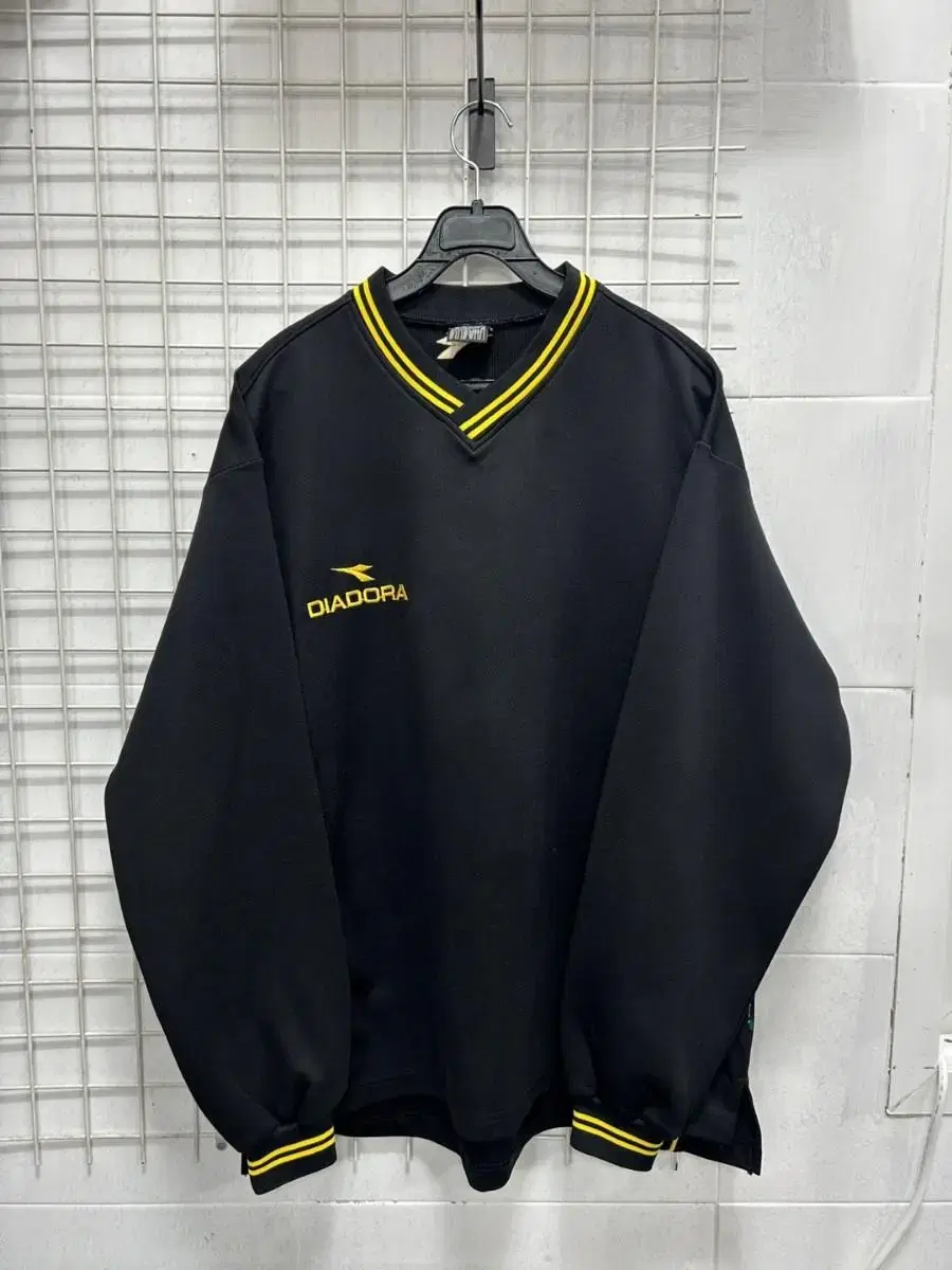 [Diadora] Men's Old School V-Neck Jersey 100% Cotton