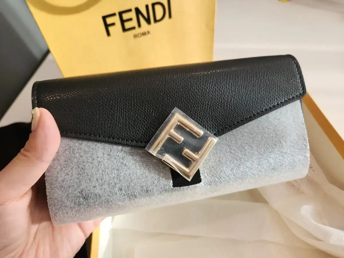 [FENDI] FF 다이아몬드 체인 가죽 장지갑