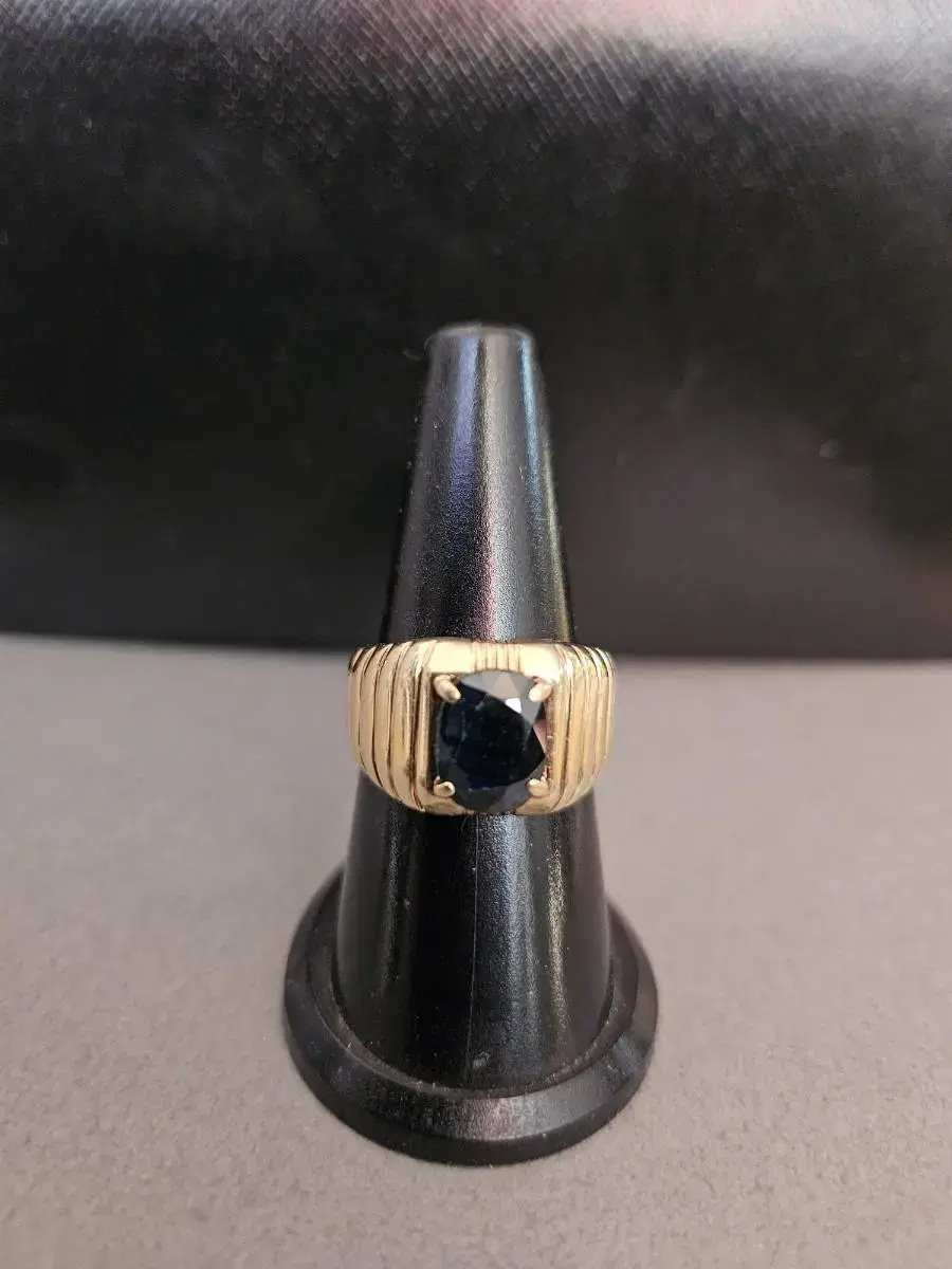 14K Yellow Gold and Sapphire Vahn