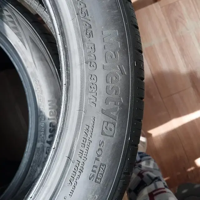 마제스티 9 245/45 R19 98W 네개 일괄 판매