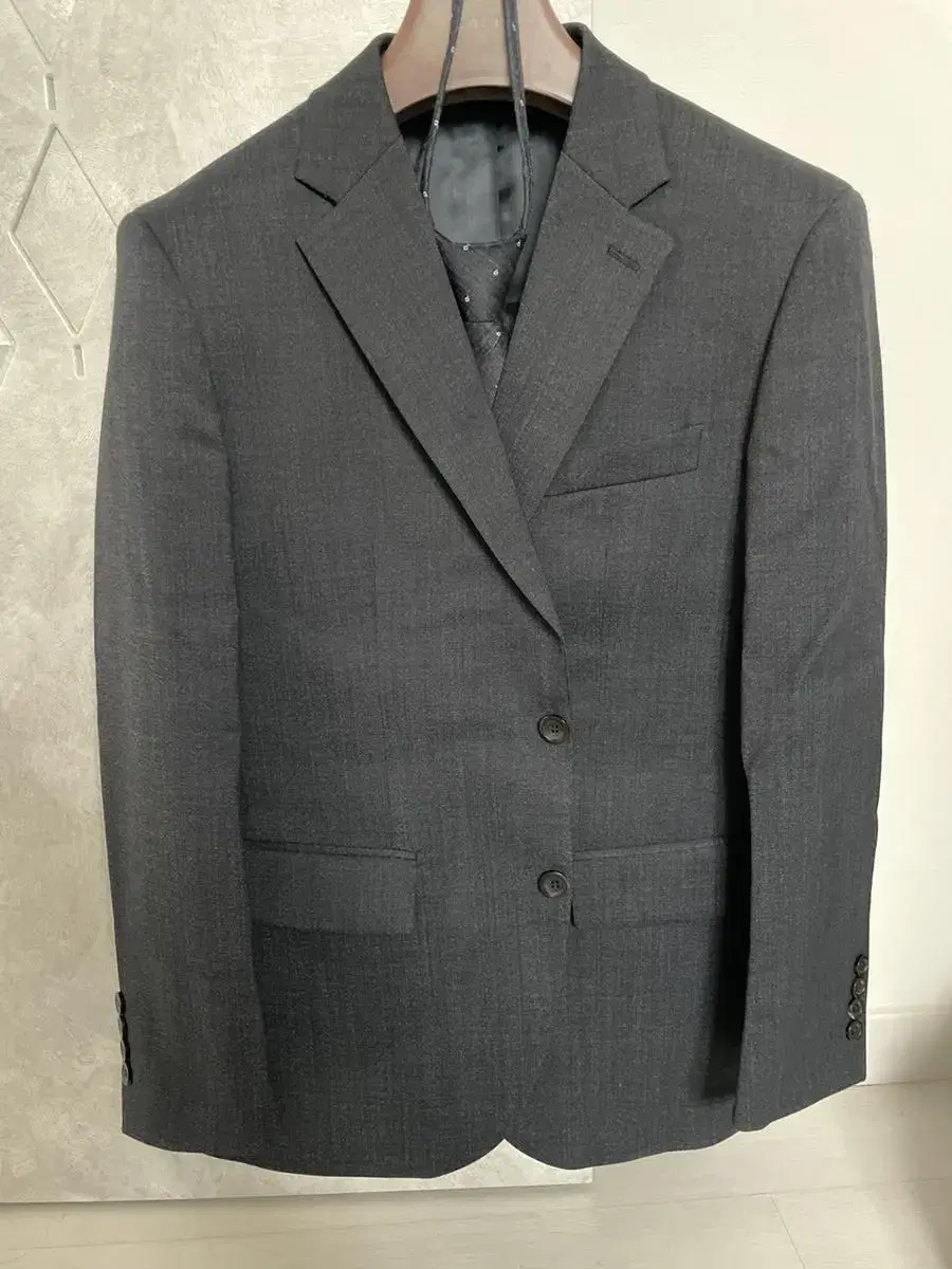 Selling a full set of Levi's suits (list price 750,000) 4 wears