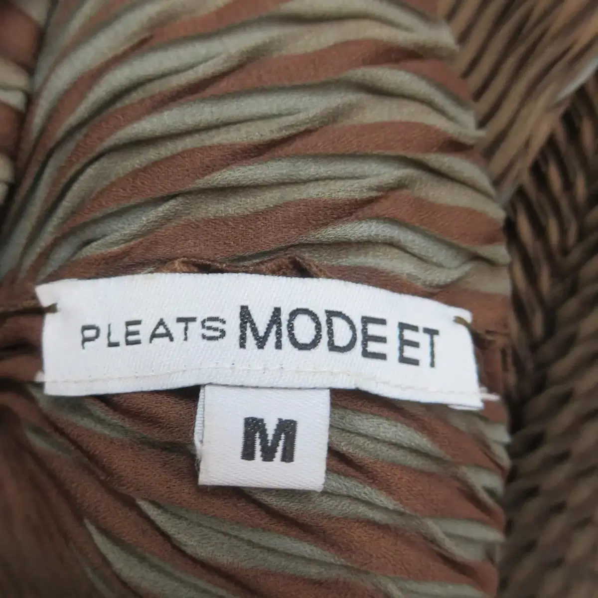 PLEATS MODEET 플리츠 모뎃 브이넥 블라우스