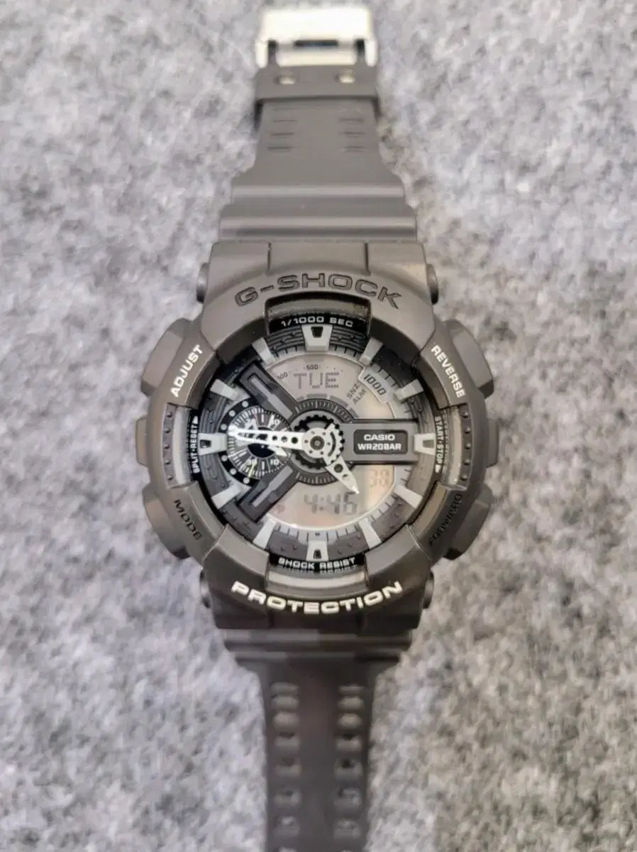 지샥 G-SHOCK 빅페이스 GA110 한정판 무광 다크그레이 컬러.