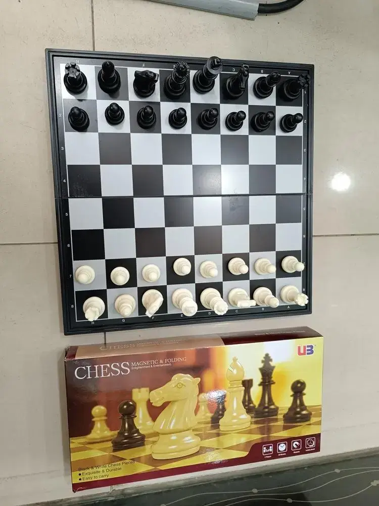 chess  체스 접이식 자석 보드게임 가로세로 31.5cm 새거수준중고