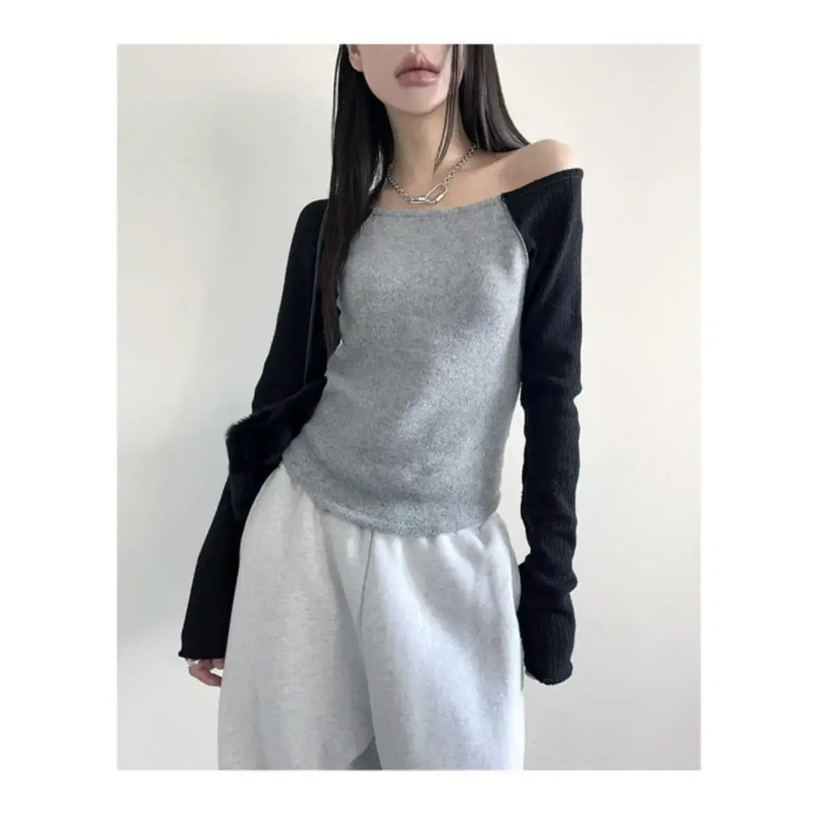 로웨어 raglan color deep neck crop knit(차콜)