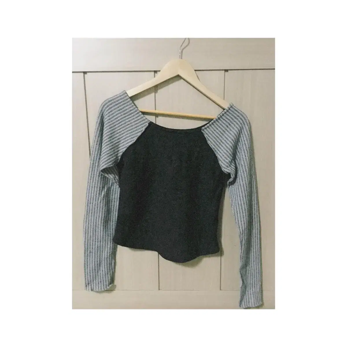 로웨어 raglan color deep neck crop knit(차콜)