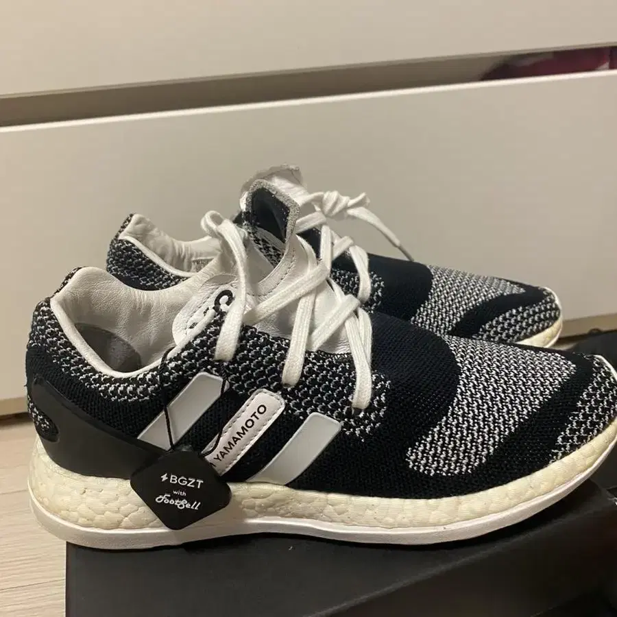 Y-3 퓨어부스트 OG 흰검 245