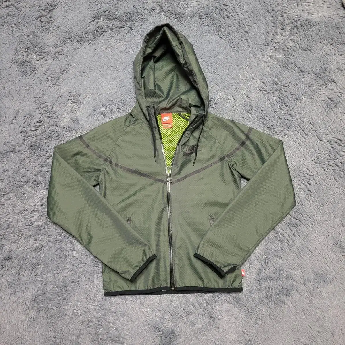 Nike Windbreaker size S true to size 80-85