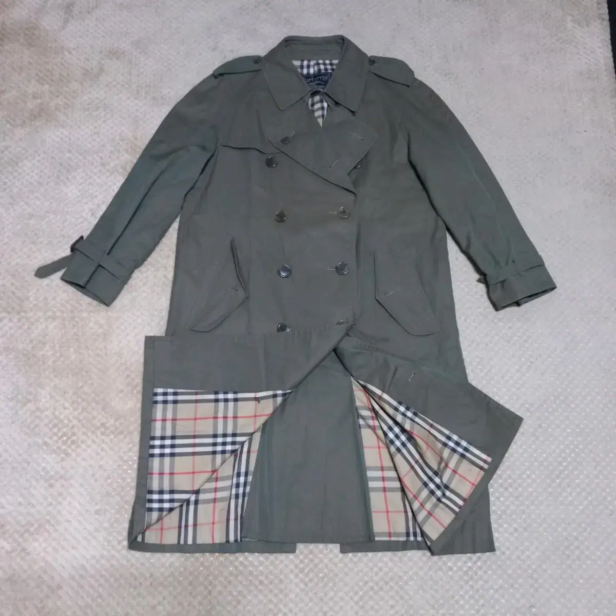 Burberry Men's Trench Coats (100)