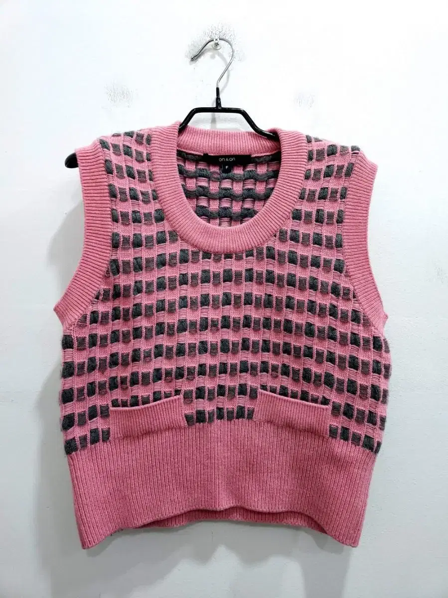 ON&ON 22-year-old pink cropped vest