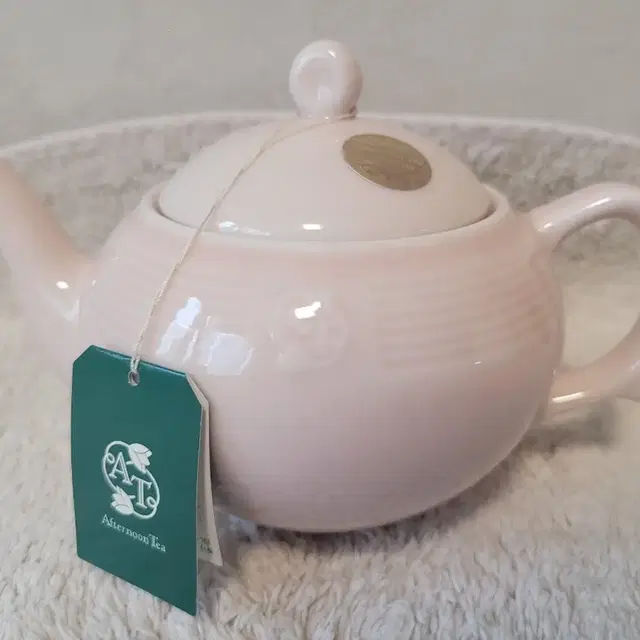 AfternoonTea Teapot with strainer parall