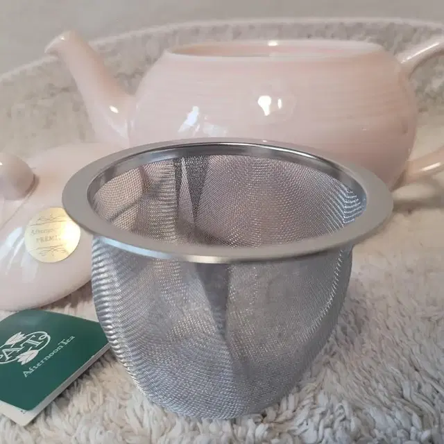 AfternoonTea Teapot with strainer parall