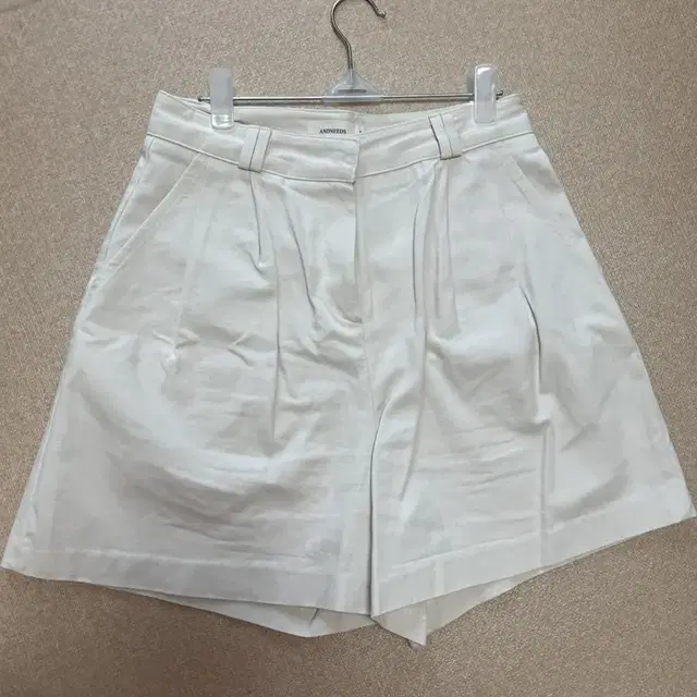 ANDNEEDS 앤니즈 cotton low shorts(ivory)