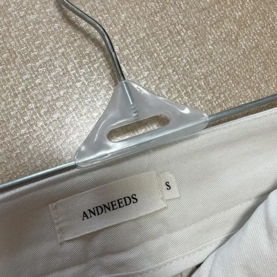 ANDNEEDS 앤니즈 cotton low shorts(ivory)