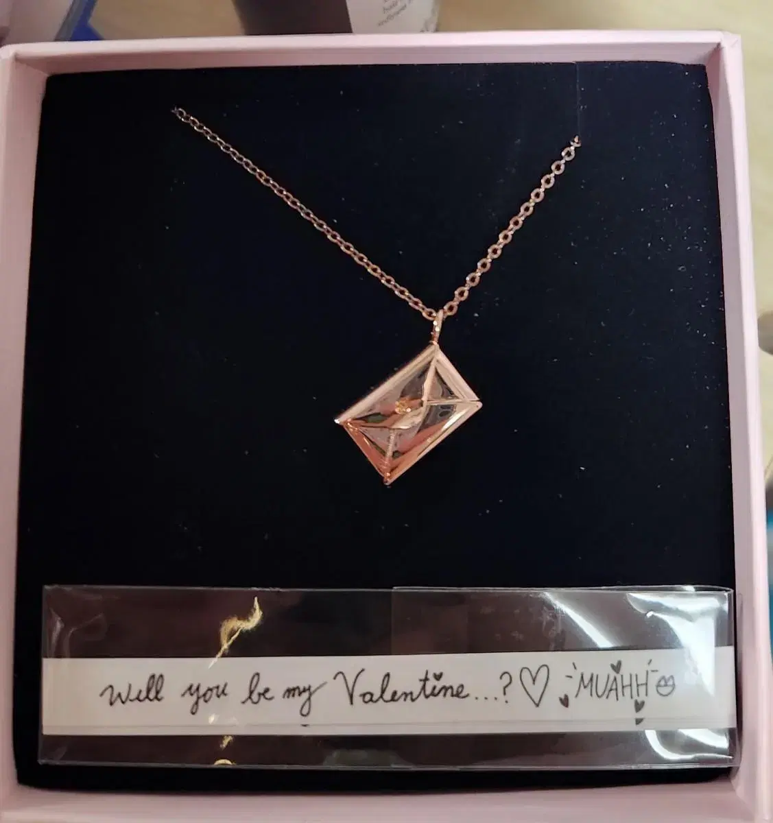 Red Velvet wendy sells love letter necklace at cost