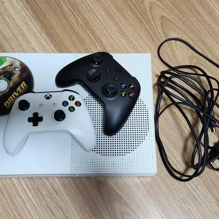 xbox one s + 게임(기기 내 설치) 2개+ 패드 2개