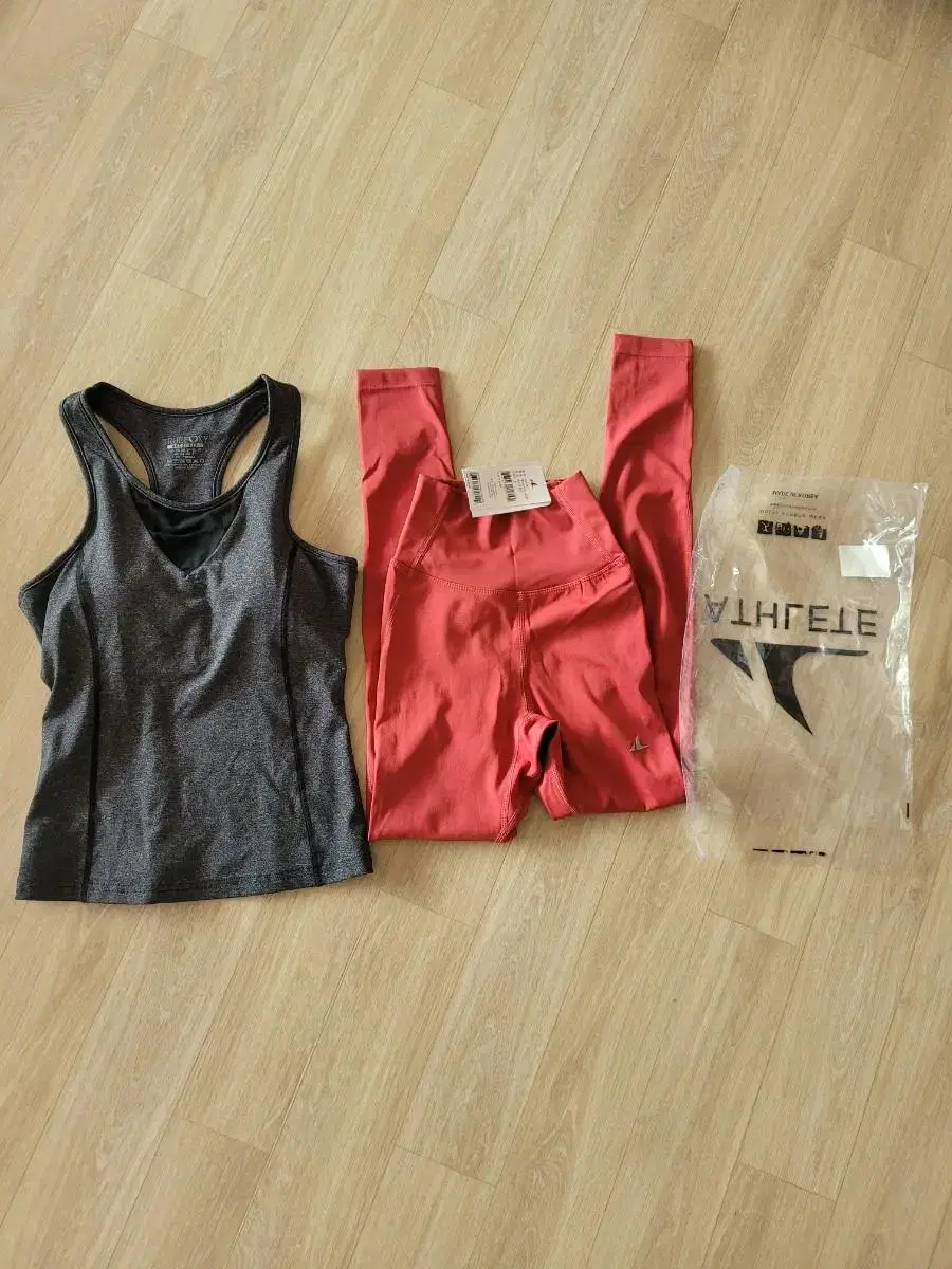 leggings, tank top