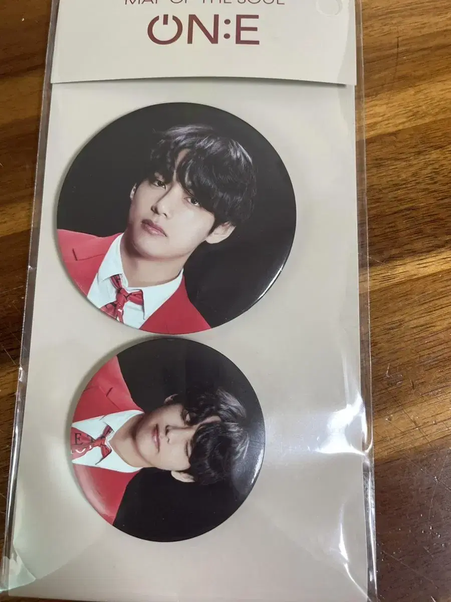 bangtan okon v sells canbadges