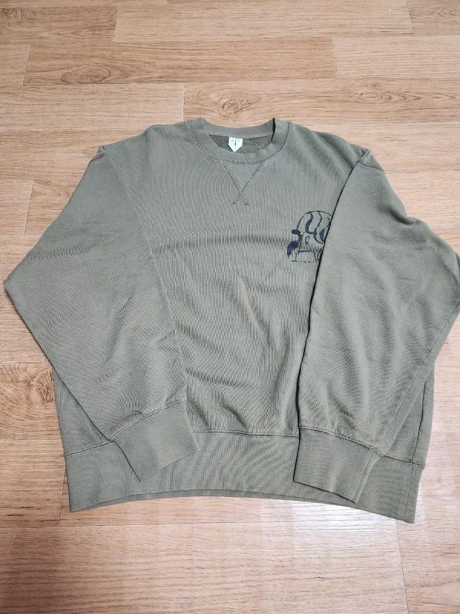 The arket khaki color sweatshirt is available in size M at sell.