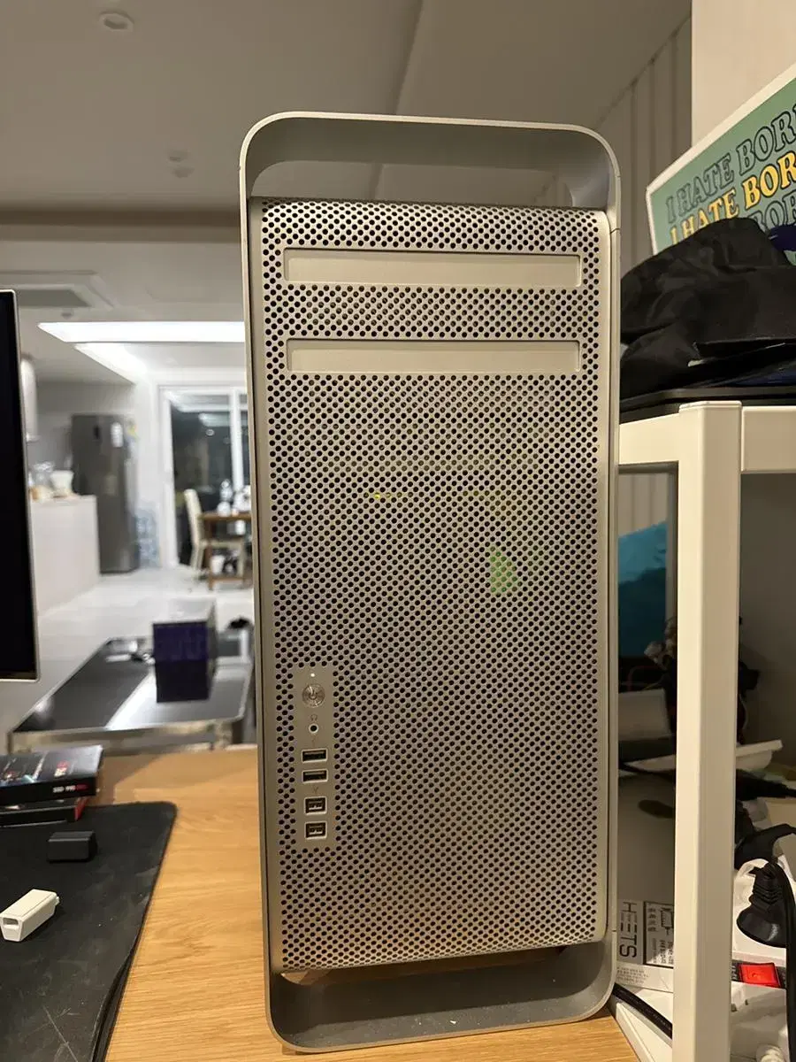 I am selling my old Mac Pro (5,1 mid 2010)