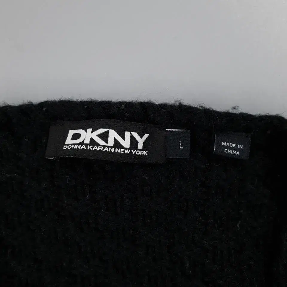 DKNY 디케이앤와이 블랙 그레이 배색 스틸로고 울혼방 브이넥 니트 S