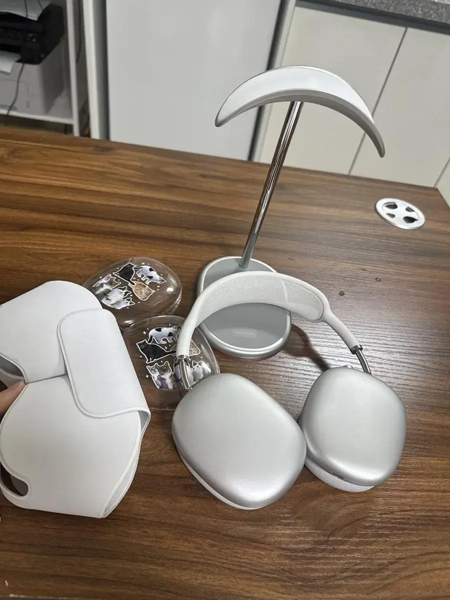 AirPods Max (fully new, worn twice)