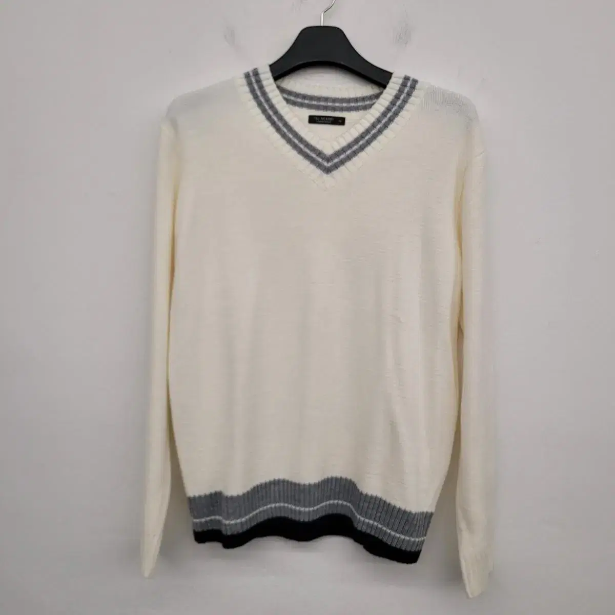 [105/XL] TBJ Colorblocked V-neck knit sells.