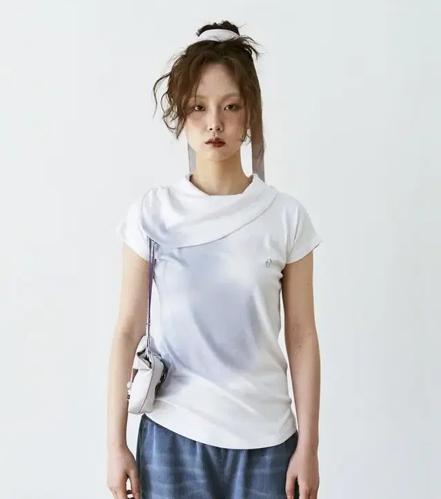 온스카 CLOVER FLIP NECK T-SHIRT 팝니다