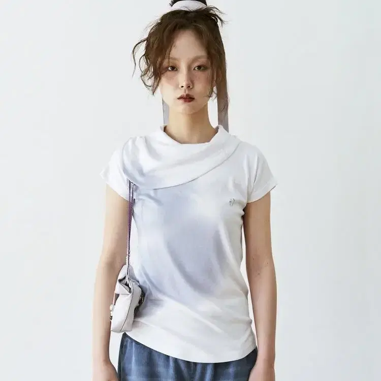 온스카 CLOVER FLIP NECK T-SHIRT 팝니다