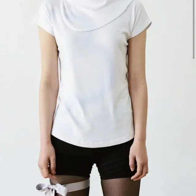 온스카 CLOVER FLIP NECK T-SHIRT 팝니다