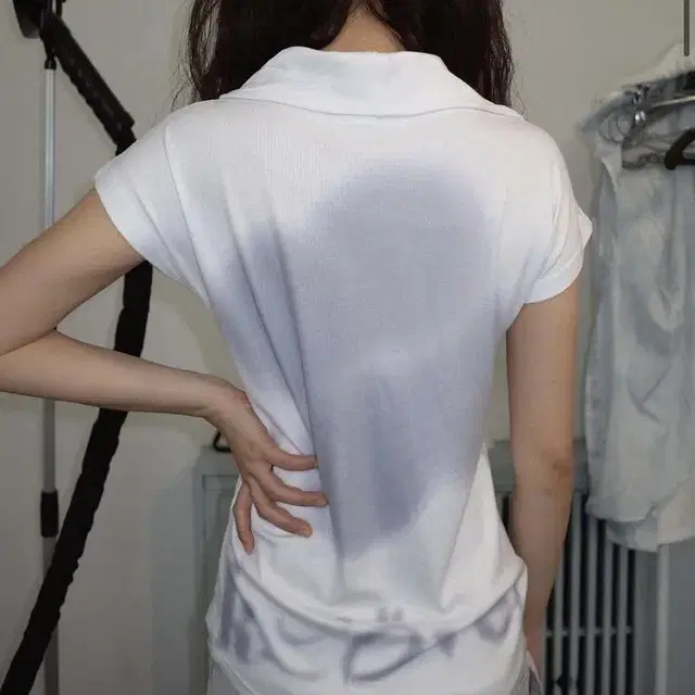 온스카 CLOVER FLIP NECK T-SHIRT 팝니다