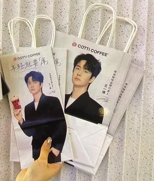 Bonus)Chinese actor Wang Yibo shopping bag / Wang Yibo photo card goods